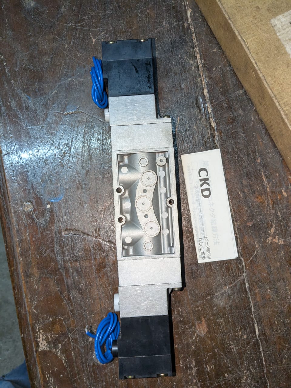 CKD 4F340-E pneumatic 4-way valve - Image 3