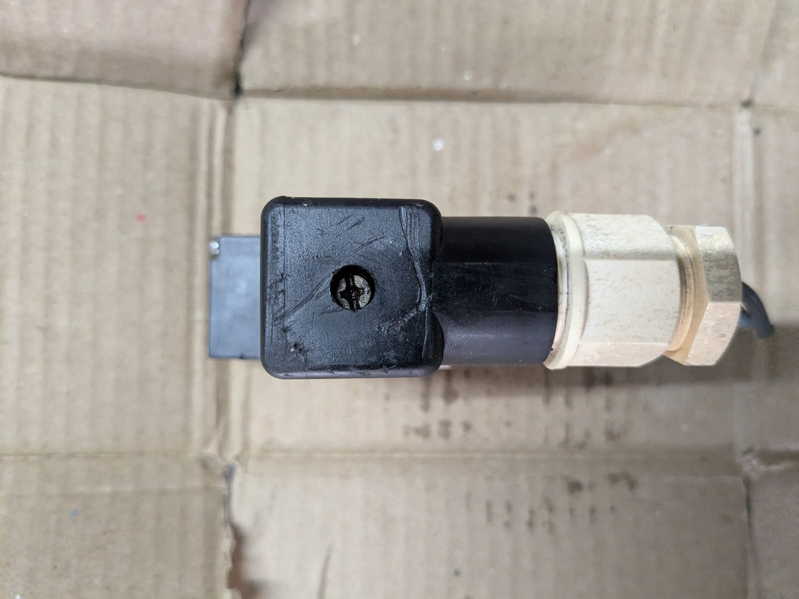 041195.0.00.01-003 Pressure Switch - Image 2